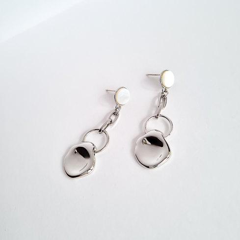 Серьги серебристые с перламутром и медальками