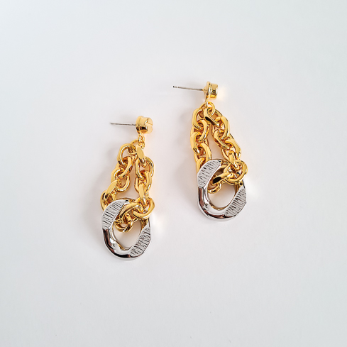 Биколорные серьги с цепочками со вставкой из звена