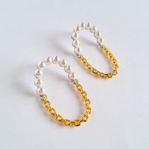 Биколорные серьги с жемчужинками и цепочками