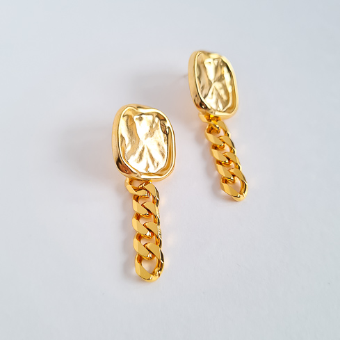 Серьги с мятой золотистой текстурой и цепочками