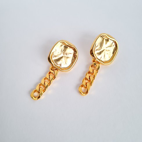 Серьги с мятой золотистой текстурой и цепочками