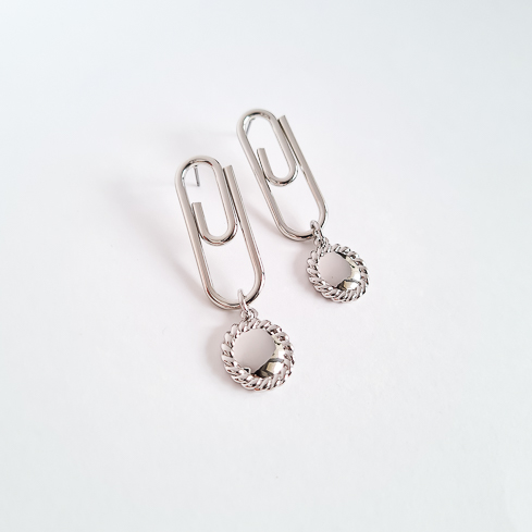 Серьги серебристые скрепки с медальками