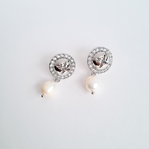 Серьги серебристые медальки-гвоздики с кристаллами и жемчужинками