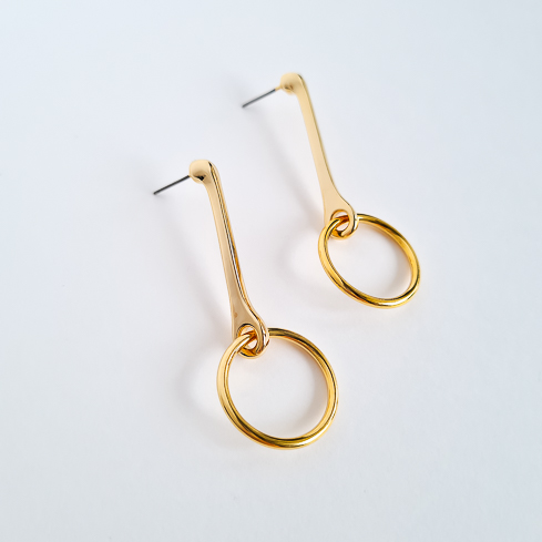 Серьги золотистые изогнутой формы с колечками