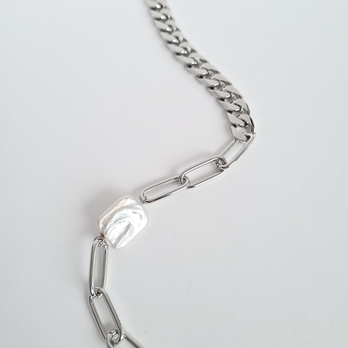 Колье-цепь серебристое с барочной жемчужиной