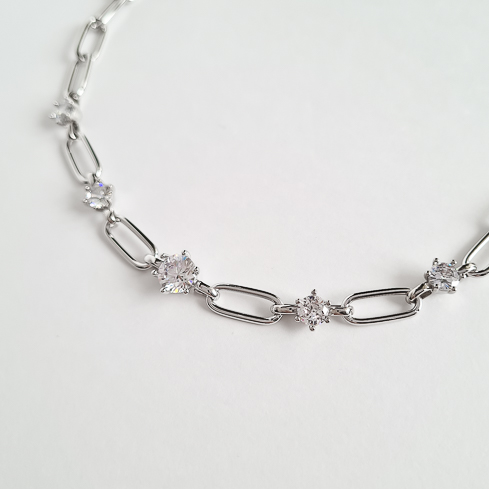 Чокер-цепь серебристый из звеньев с кристаллами