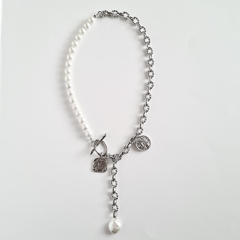 Колье-цепь серебристое с медальками и подвесной барочной жемчужиной