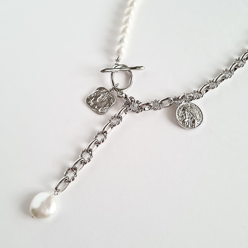 Колье-цепь серебристое с медальками и подвесной барочной жемчужиной