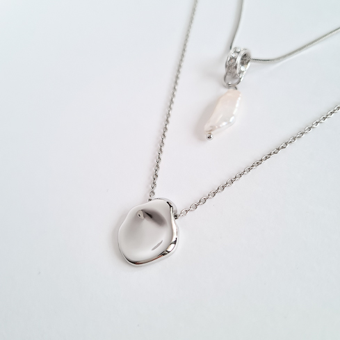 Сет из двух подвесок с барочной жемчужиной и медалькой