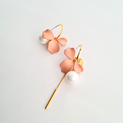 Серьги NUANCE с коралловыми асимметричными цветами