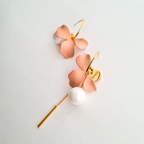 Серьги NUANCE с коралловыми асимметричными цветами