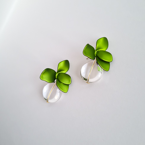 Серьги NUANCE цветы зелёные с подвесным элементом из горного хрусталя