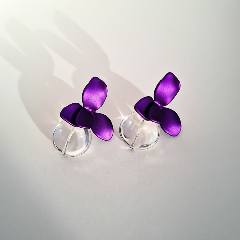 Серьги NUANCE цветы фиолетовые с подвесным элементом из горного хрусталя