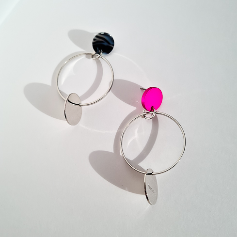 Серьги NUANCE серебристые кольца с медальками фуксия