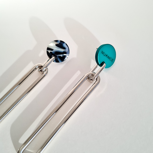 Серьги NUANCE серебристые звенья с изумрудным элементом