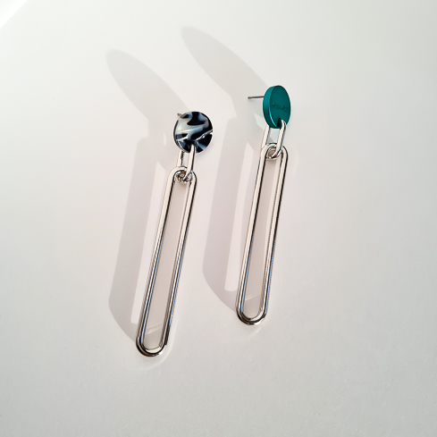 Серьги NUANCE серебристые звенья с изумрудным элементом