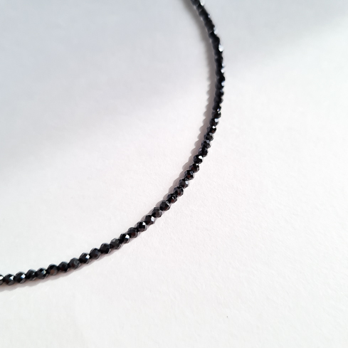 Чокер ELINICE из графитовой шпинели