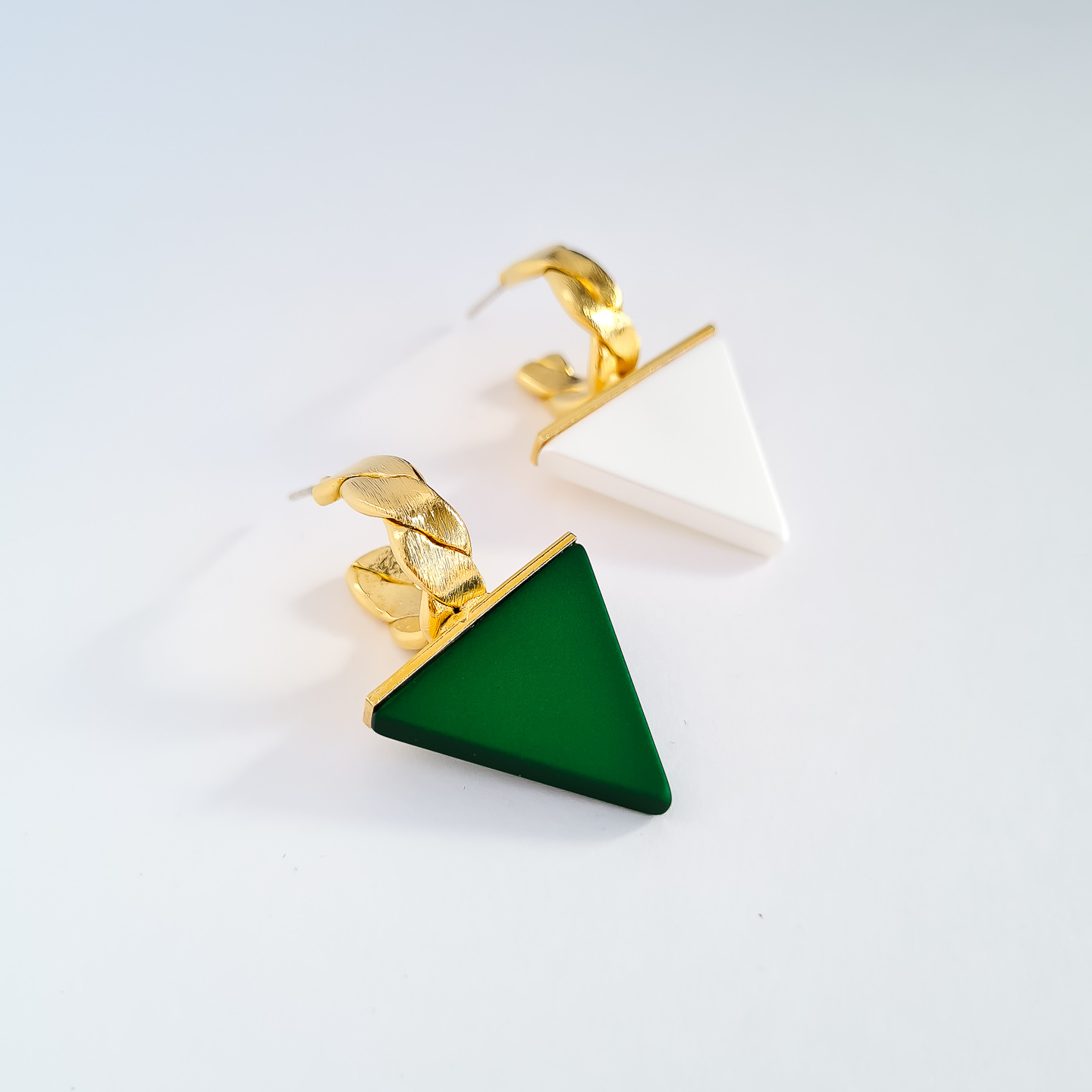 Серьги NUANCE золотистые треугольники на витых кольцах