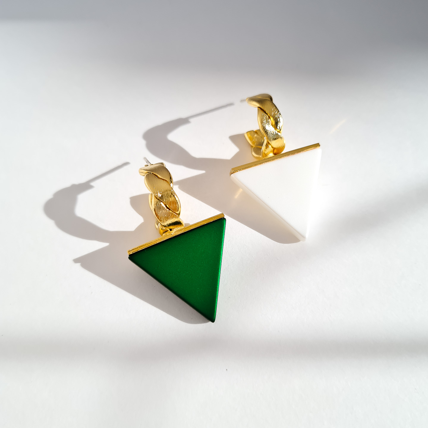 Серьги NUANCE золотистые треугольники на витых кольцах