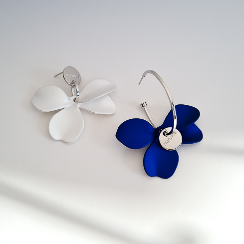 Серьги NUANCE серебристые асимметричные цветы
