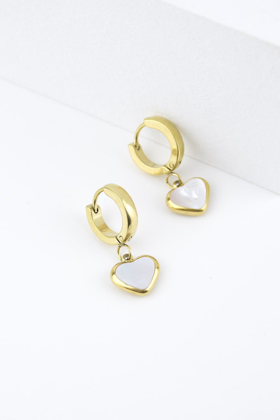 Серьги ELINICE золотистые с подвесными сердечками со вставками из перламутра