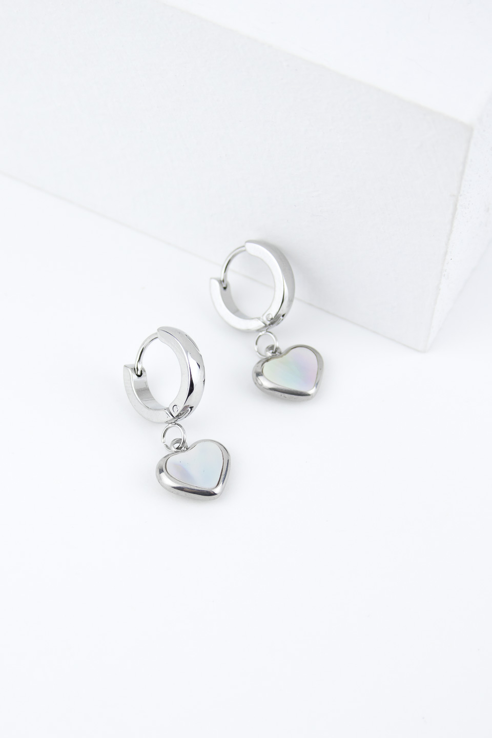 Серьги ELINICE серебристые с подвесными сердечками со вставками из перламутра