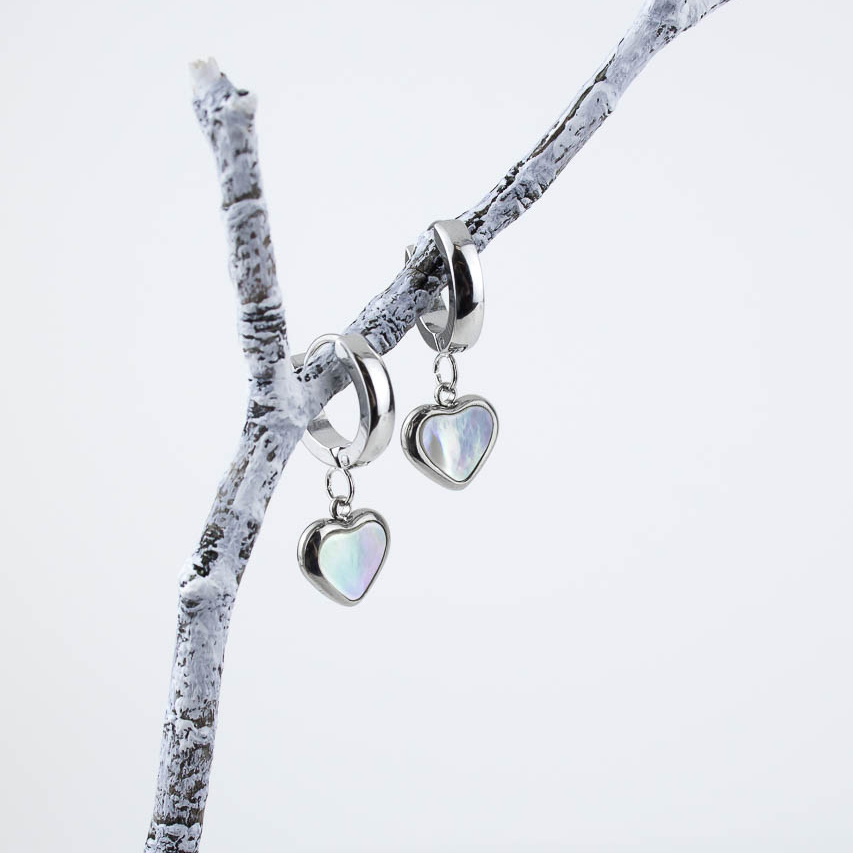 Серьги ELINICE серебристые с подвесными сердечками со вставками из перламутра