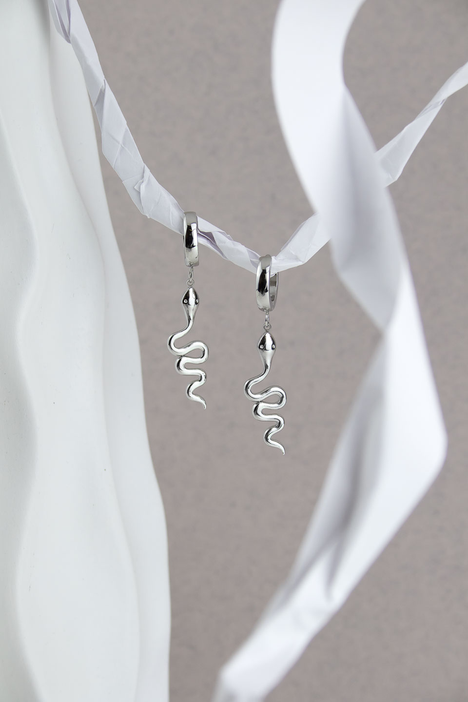 Серьги ELINICE серебристые змейки на кольцах