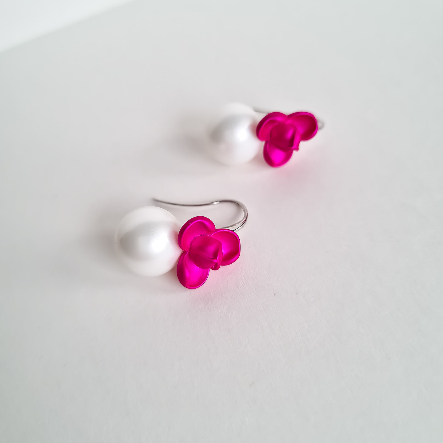 Серьги NUANCE серебристые жемчужины с цветами фуксия