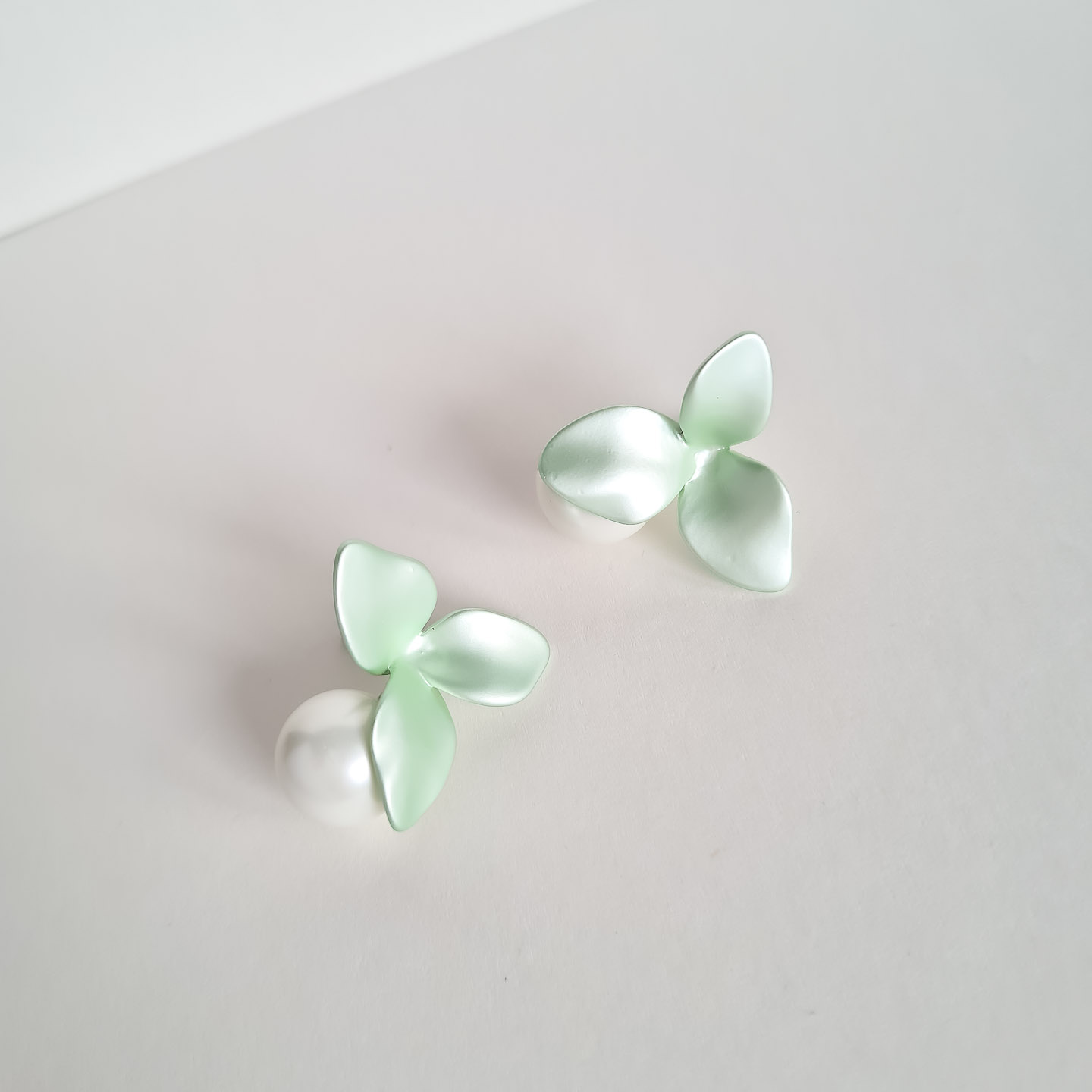 Серьги NUANCE цветочки с жемчужинами в мятном оттенке
