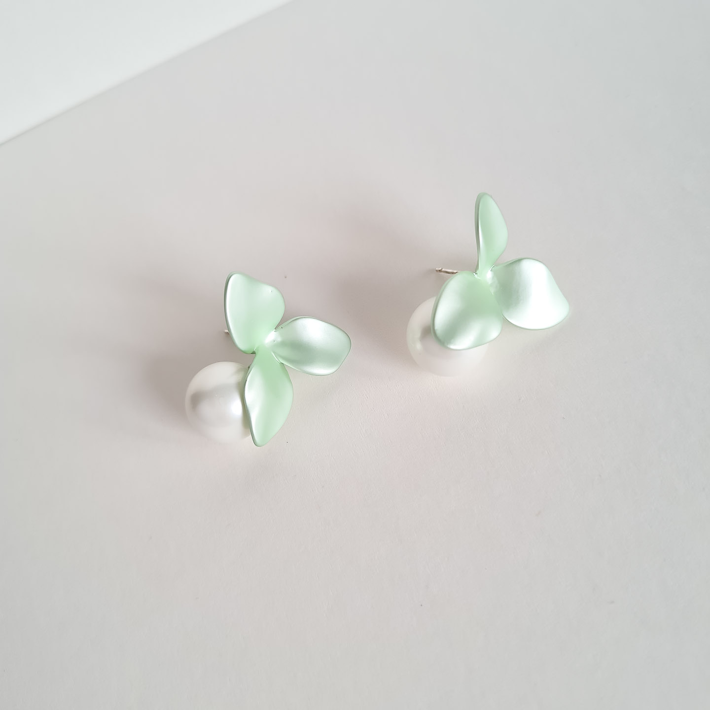 Серьги NUANCE цветочки с жемчужинами в мятном оттенке