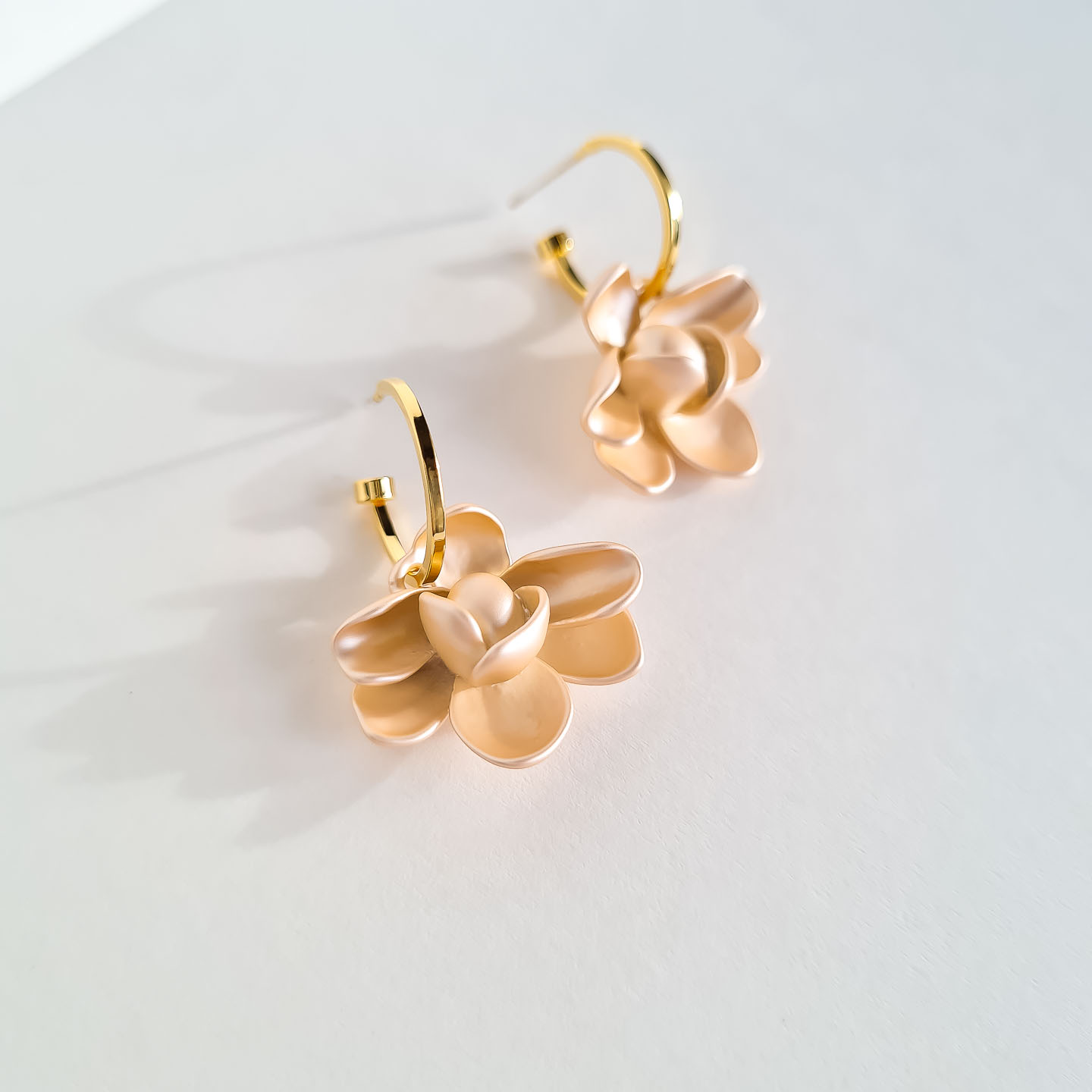 Серьги NUANCE бежевые цветы подвесные