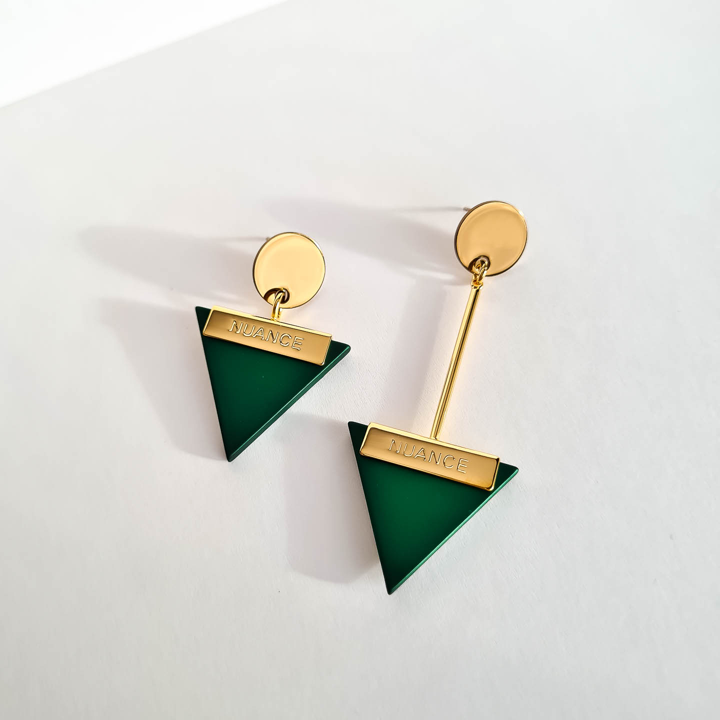Серьги NUANCE зелёные треугольники асимметричные золотистые