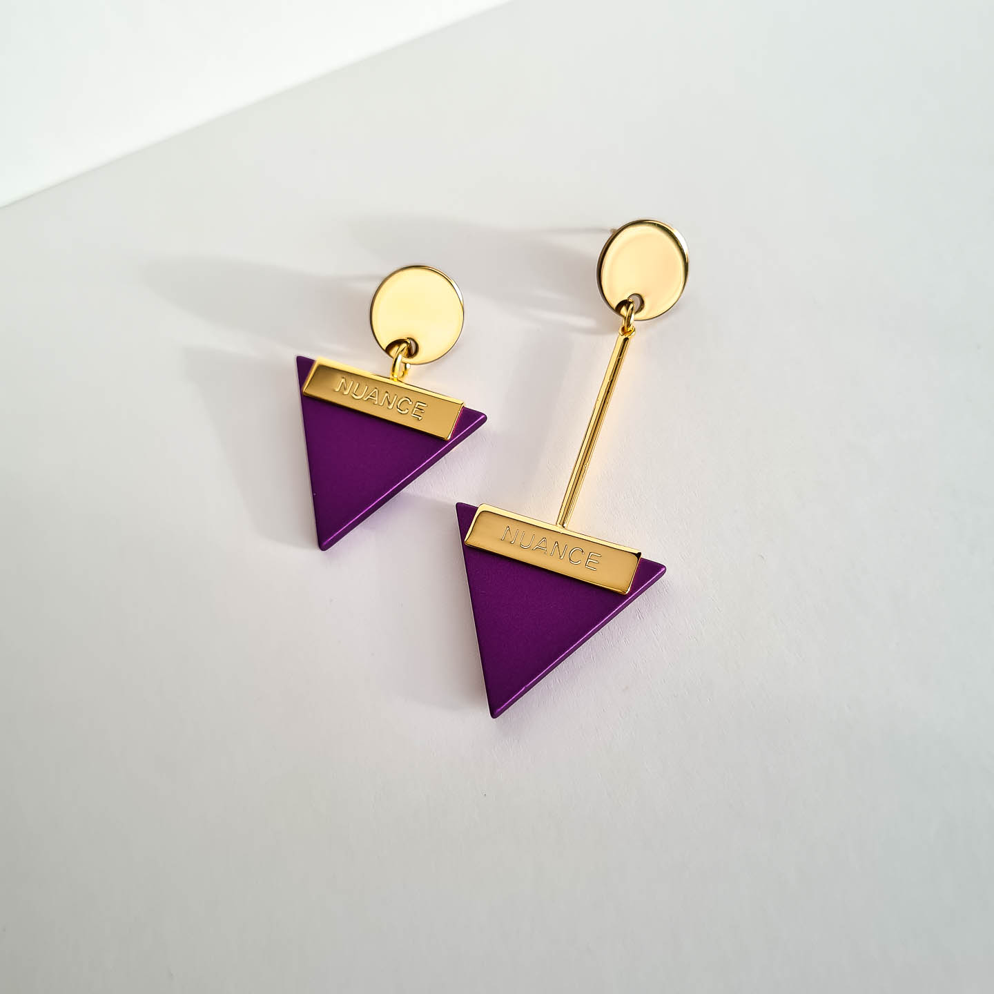 Серьги NUANCE фиолетовые треугольники асимметричные золотистые