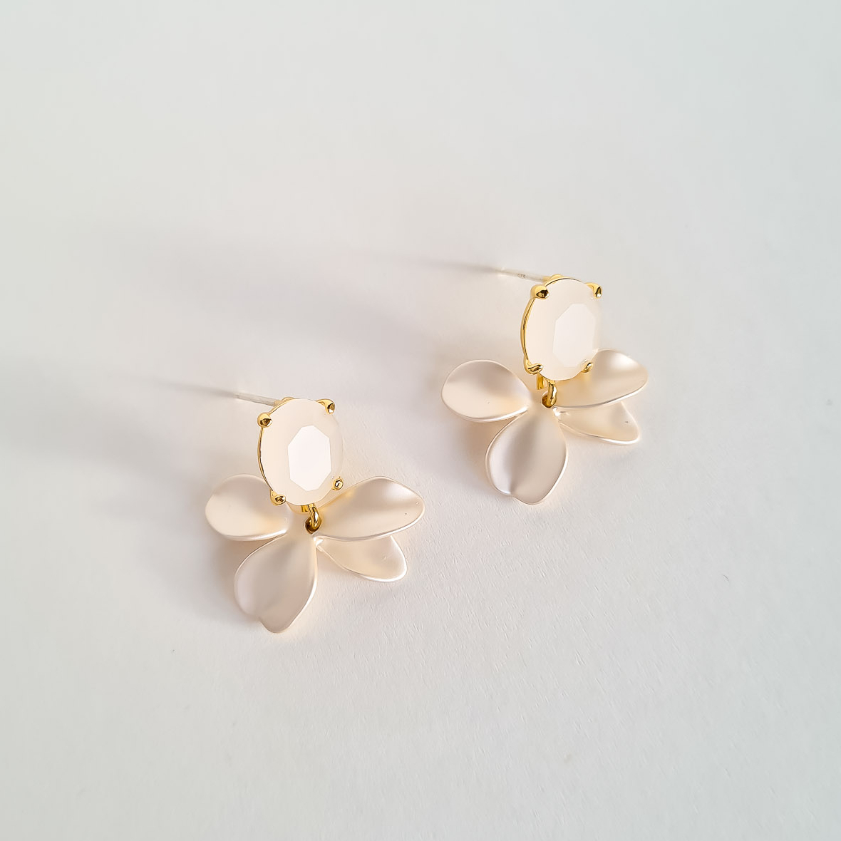 Серьги NUANCE бежевые цветочки с матовыми кристаллами