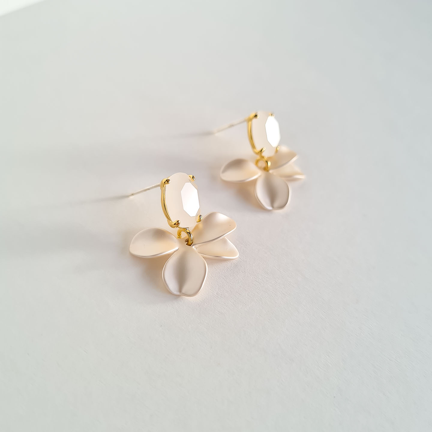 Серьги NUANCE бежевые цветочки с матовыми кристаллами