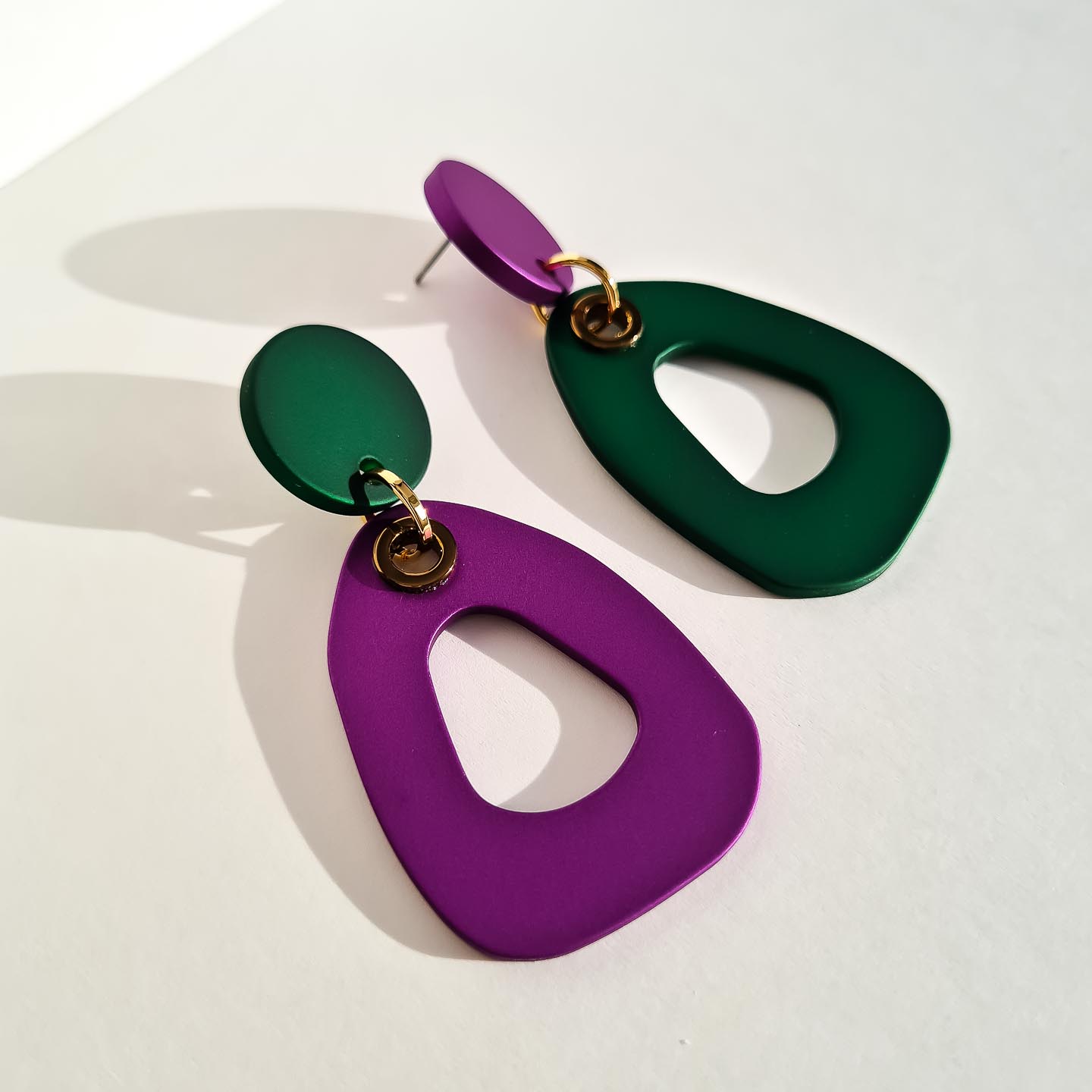 Серьги NUANCE золотистые фиолетовые и зелёные геометричные элементы