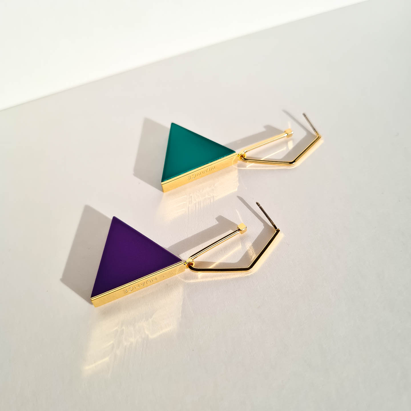 Серьги NUANCE золотистые фиолетовый и изумрудный треугольники