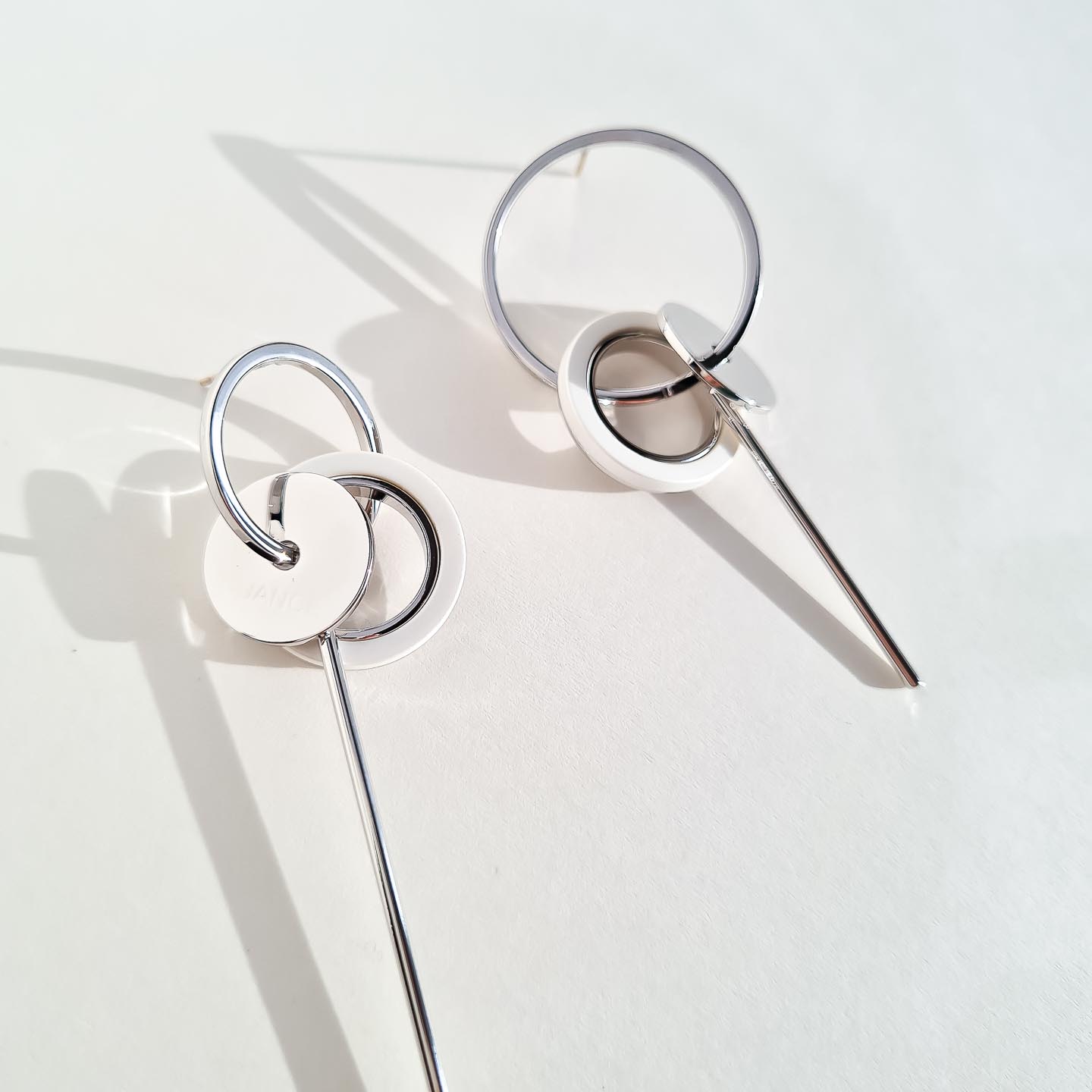 Серьги NUANCE серебристые асимметричные белые кольца и палочки