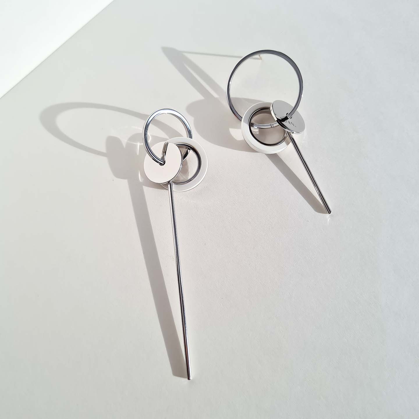 Серьги NUANCE серебристые асимметричные белые кольца и палочки