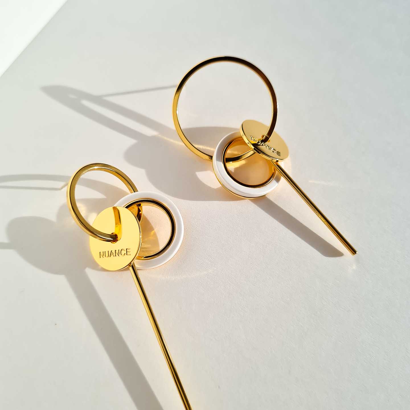 Серьги NUANCE золотистые асимметричные белые кольца и палочки