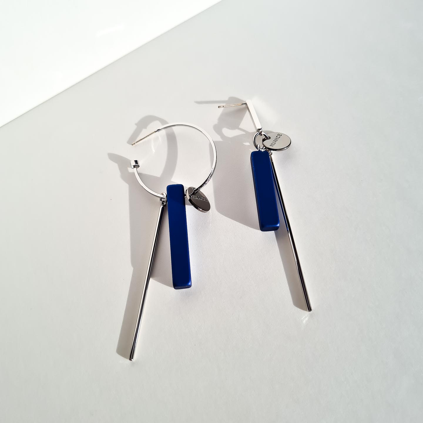 Серьги NUANCE серебристые асимметричные синие палочки