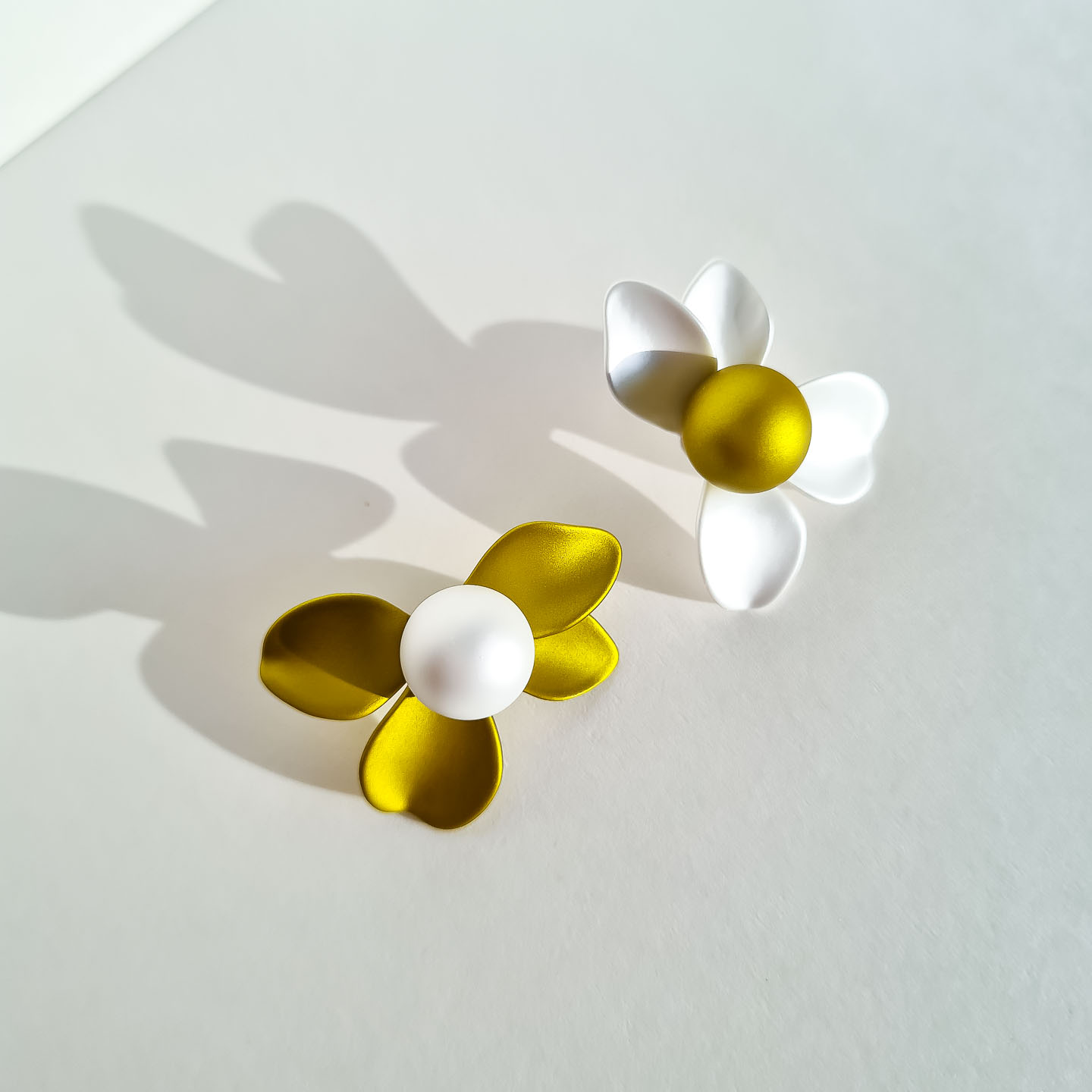 Серьги NUANCE золотистые белые с оливковым цветы