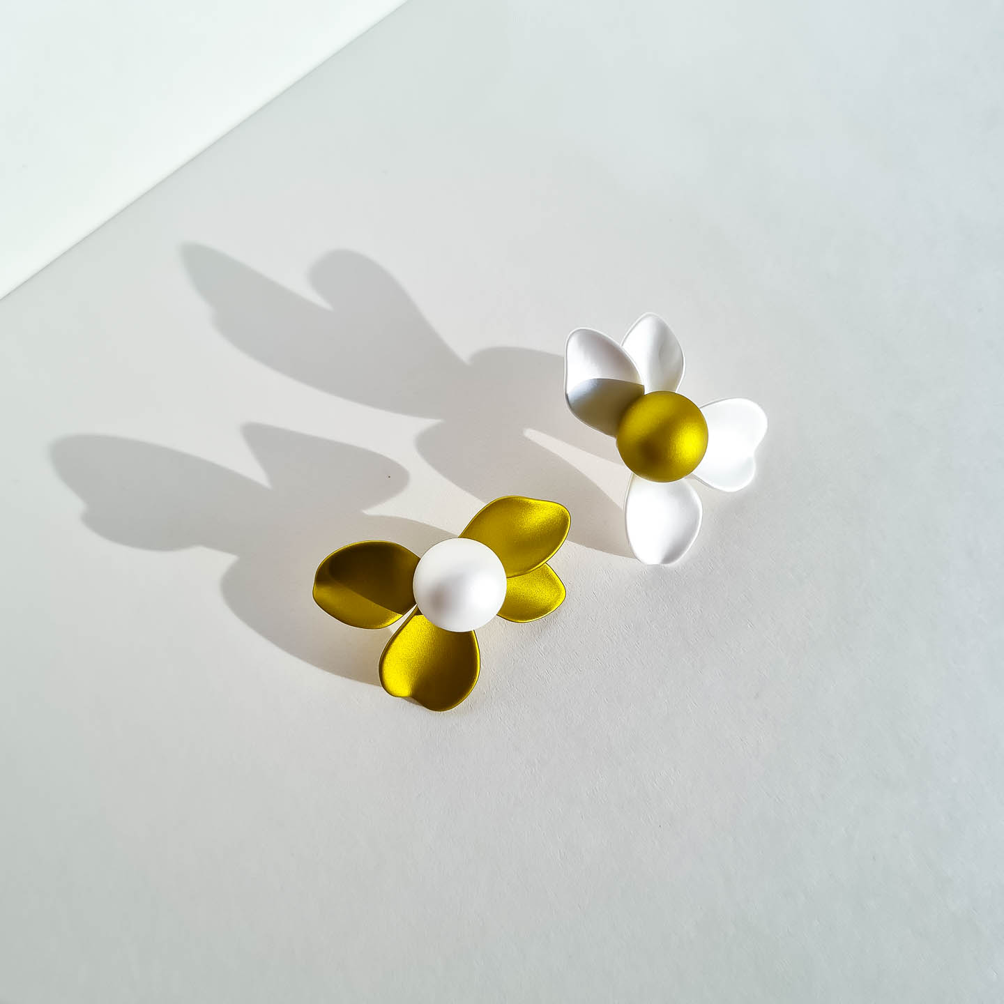 Серьги NUANCE золотистые белые с оливковым цветы