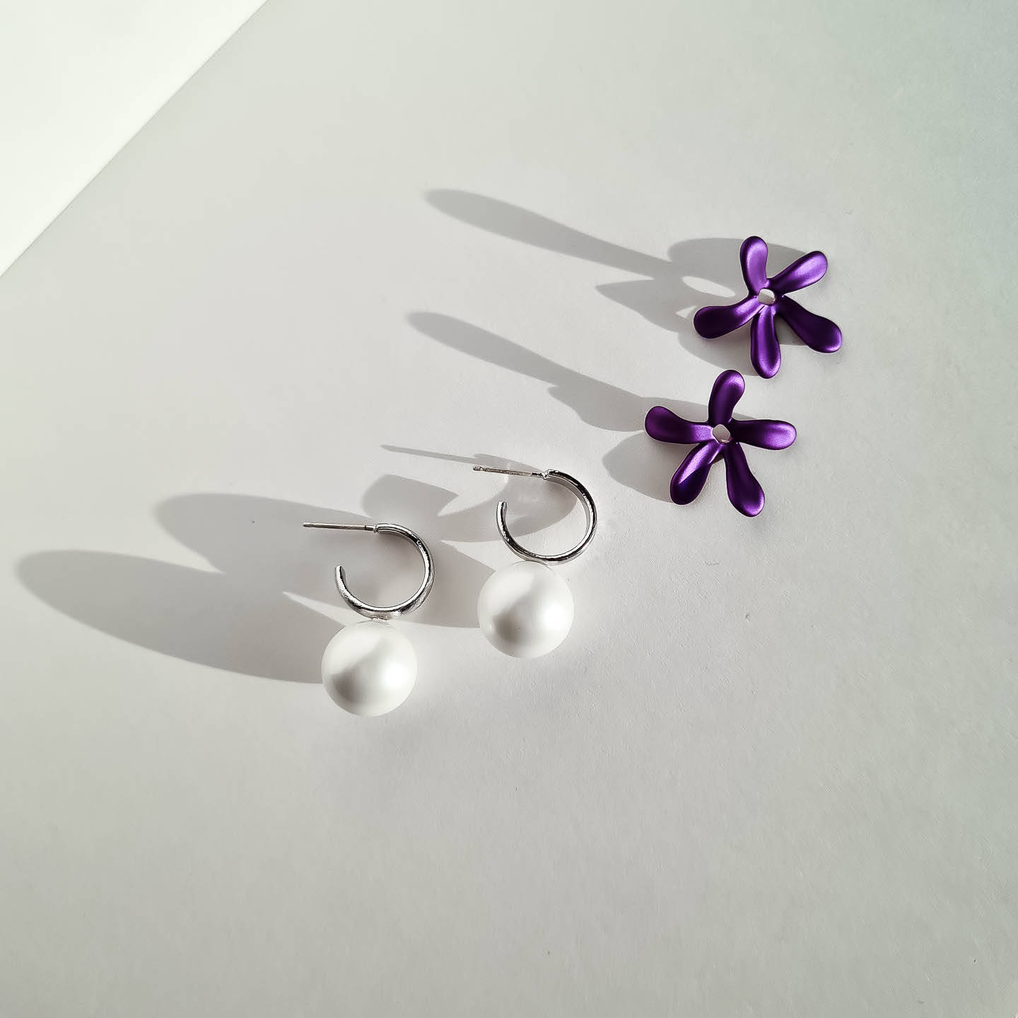 Серьги NUANCE серебристые жемчужины со съёмными фиолетовыми цветами