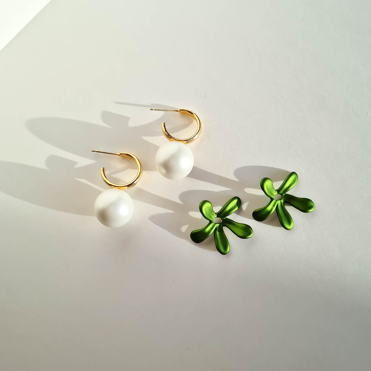 Серьги NUANCE золотистые жемчужины со съёмными зелёными цветами