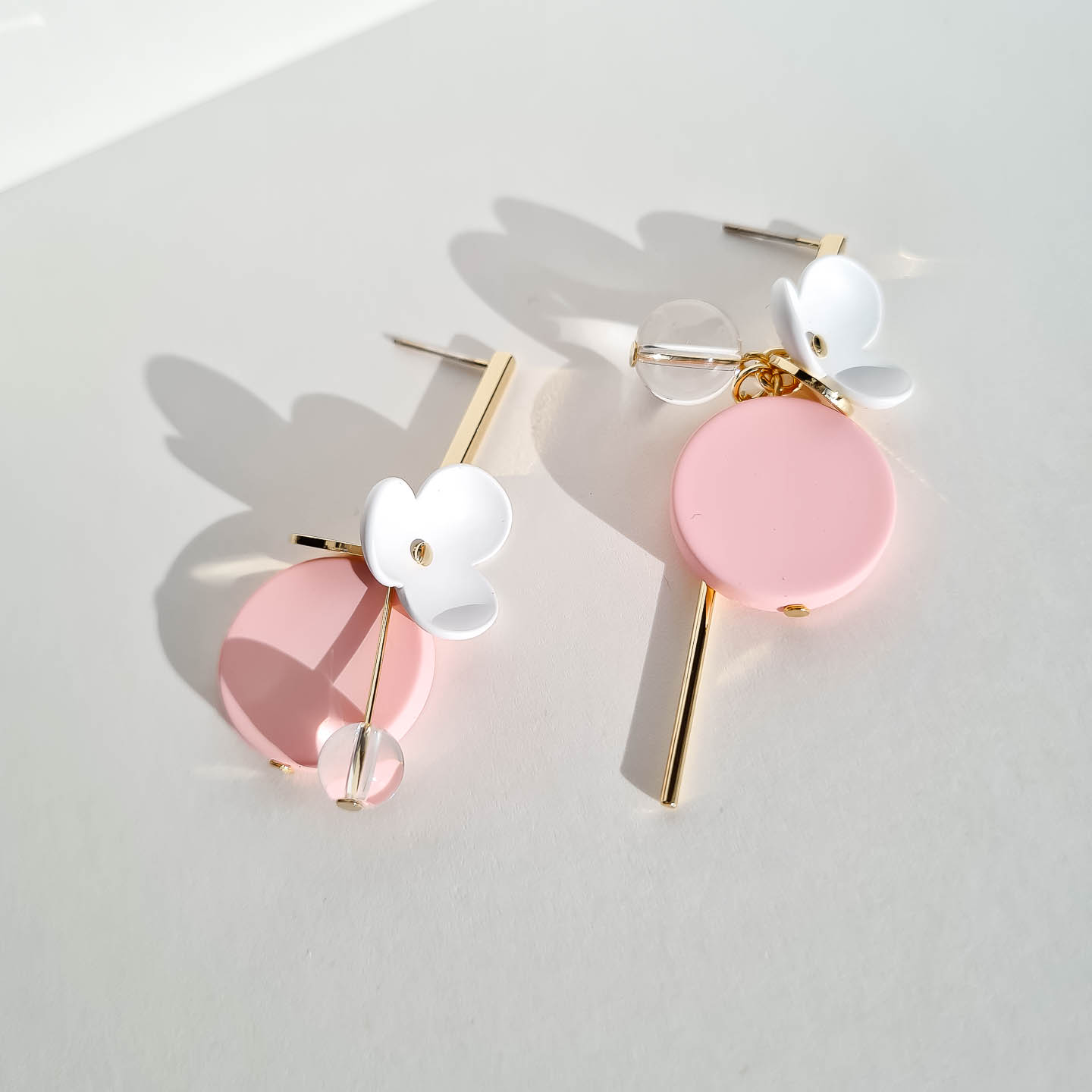 Серьги NUANCE золотистые белые цветочки с розовыми элементами
