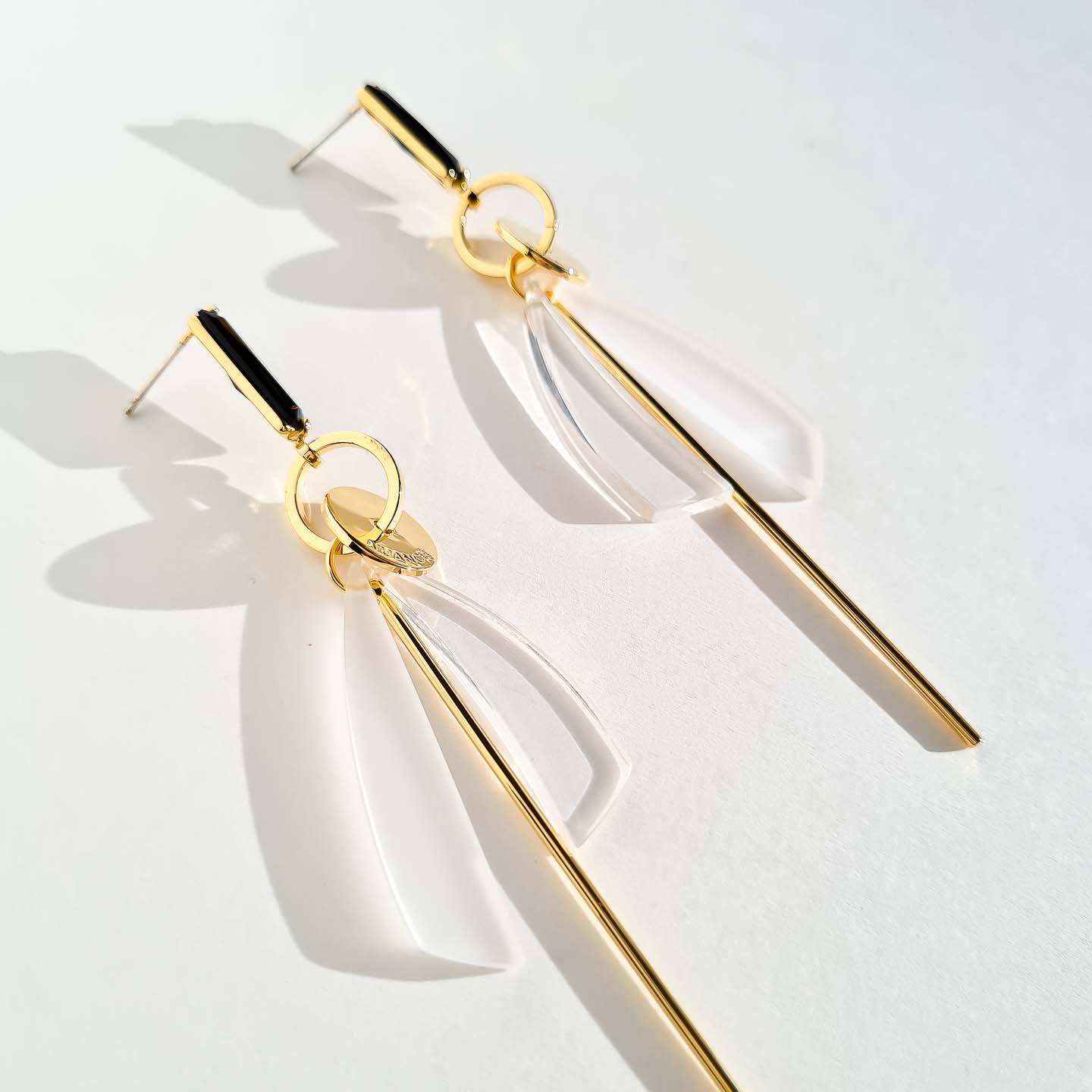 Серьги NUANCE золотистые палочки с прозрачными и матовыми лепестками