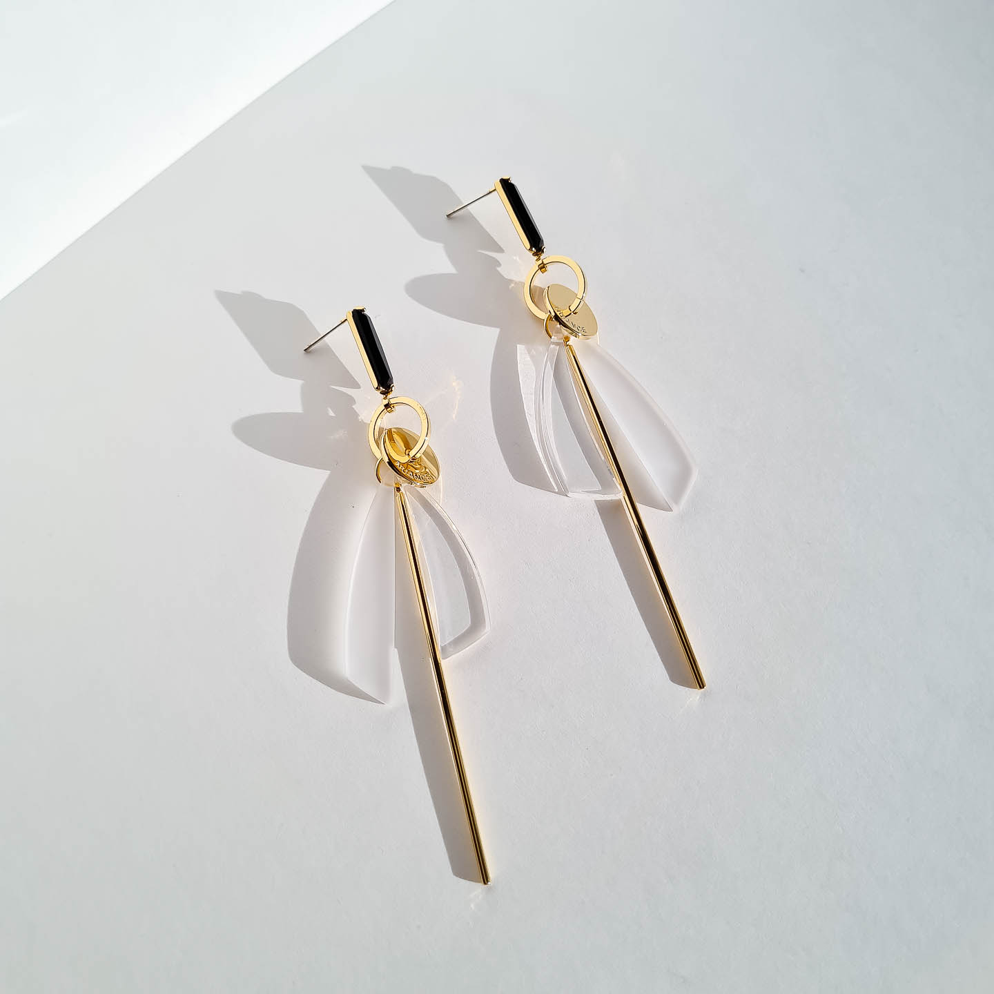 Серьги NUANCE золотистые палочки с прозрачными и матовыми лепестками