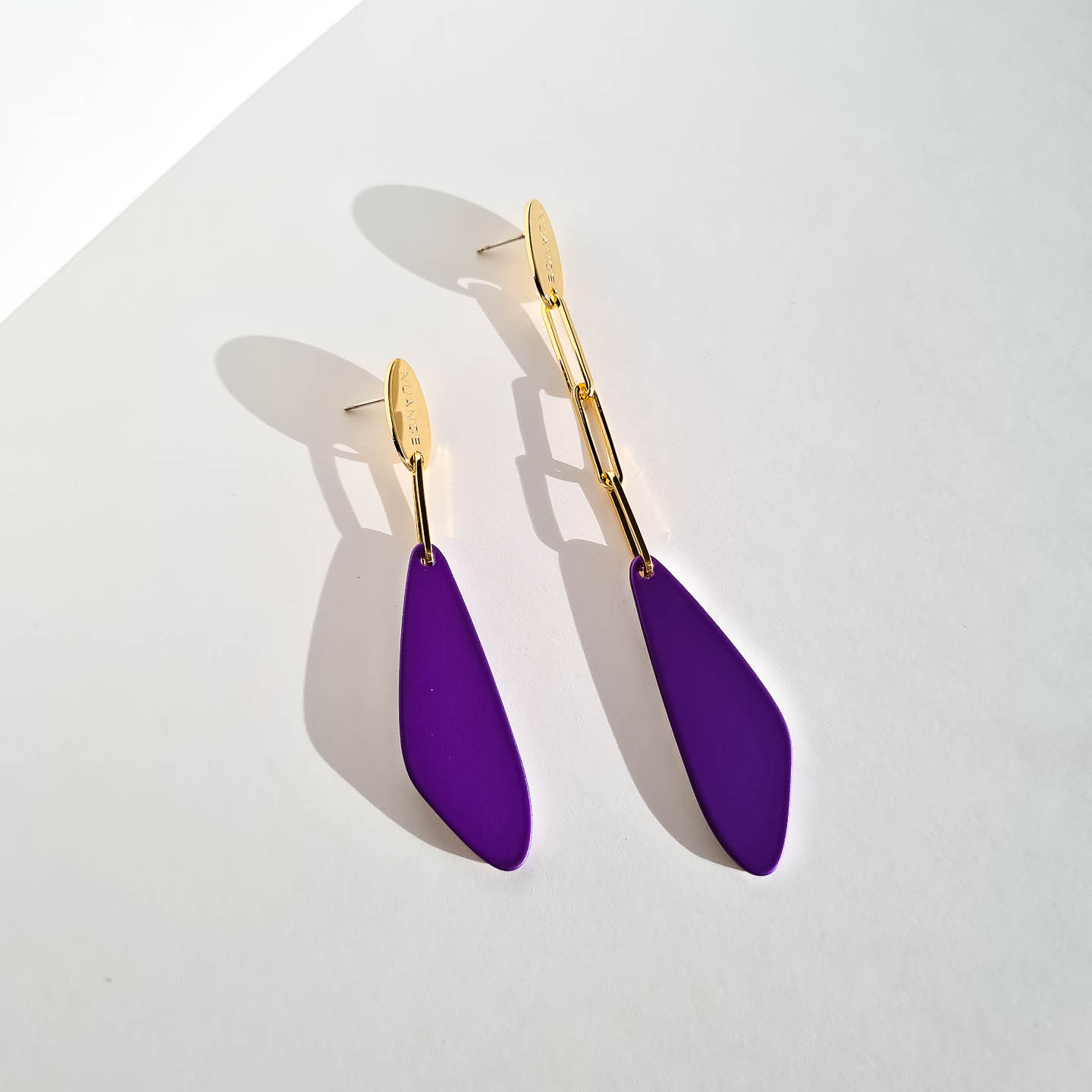 Серьги NUANCE золотистые фиолетовые лепестки на цепочках